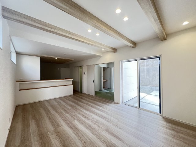 橿原市石原田町　の居間・リビング|18帖ある明るく広々としたLDK