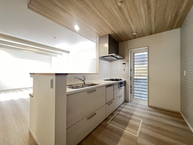 橿原市石原田町　のキッチン|木目風天井がおしゃれで使いやすいシステムキッチン