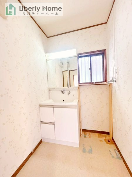 牛久市岡見町　中古戸建の独立洗面台