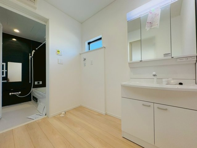 高知市長浜 第1　新築戸建て の居間・リビング|※写真はイメージです。キッチンから家族の様子が見える安心設計。