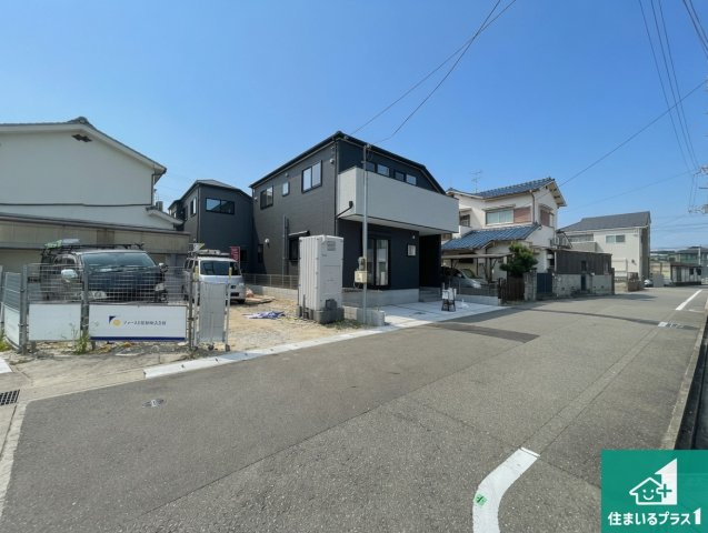 29日(土)30日(日)現地ご見学可能！　伊丹市堀池　第13期　新築一戸建ての前面道路含む現地写真|周辺は閑静な住宅街！前面道路広々で車の出し入れも便利です。駐車が苦手な方でも安心して車庫入れできます！