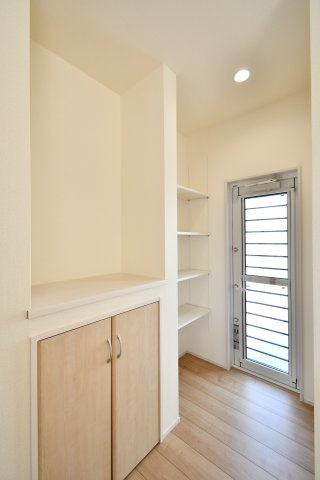 上尾市上　全3棟のその他|パントリー：大容量の可動棚パントリー付き。災害時の備蓄品や調理家電もスッキリ収まります。勝手口直結の動線で、買い物帰りの荷物運びも最短ルート。家事時間を贅沢なゆとりへ。