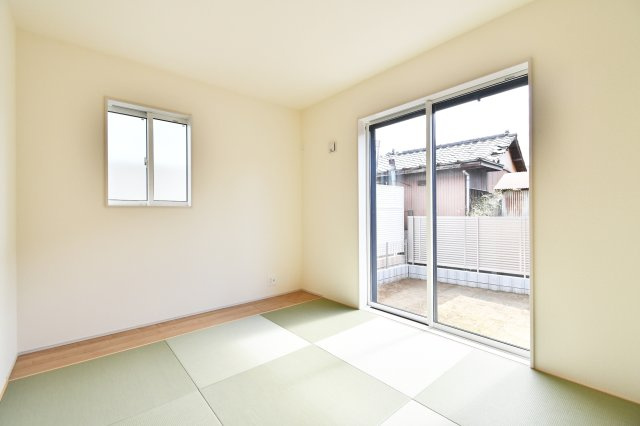 上尾市上　全3棟の和室|和室：柔らかな光が差し込む5.25帖の和室。モダンな縁なし畳が洗練された印象を与えます。お昼寝や読書、お子様の遊び場として、家族が自然と集まる寛ぎの空間です。