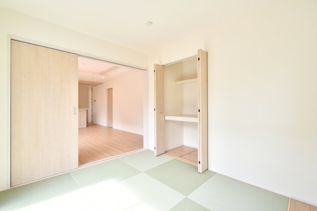 上尾市上　全3棟の和室|和室：扉を開放すればLDKの延長として、閉めれば独立した客間として活躍。頼もしい収納スペースもあり、布団や季節品もスッキリ収まります。ライフステージに合わせて自在に使える一部屋です。