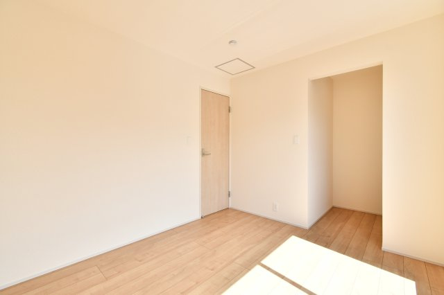 上尾市上　全3棟の洋室|洋室②：5.25帖の個室にも専用WIC付き。季節外の衣類や趣味の道具も一手に引き受け、居住スペースを常に広く保てます。「収納が足りない」というストレスから、家族を解放する設計です。
