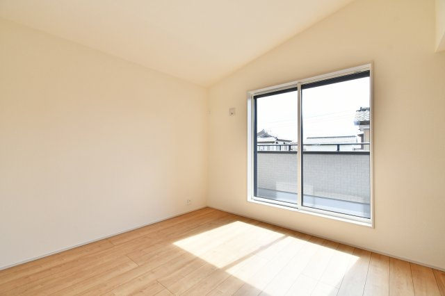 上尾市上　全3棟の洋室|洋室③：空間を広く見せる高い天井が、建売の常識を覆すデザイン性を演出。バルコニーへ続く大開口から光が溢れ、心地よい風が通り抜けます。感性を刺激する、プライベート空間。