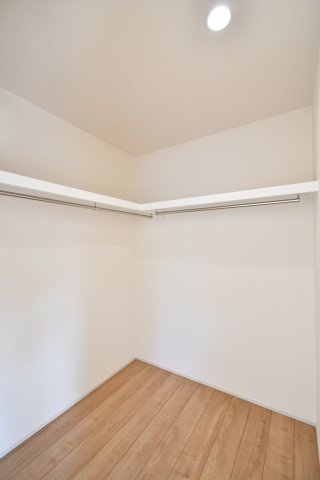 上尾市上　全3棟の収納|服からスーツケースまで、一か所にまとめて管理できる大容量WIC。ハンガーパイプと枕棚が、整理整頓を劇的に楽にします。