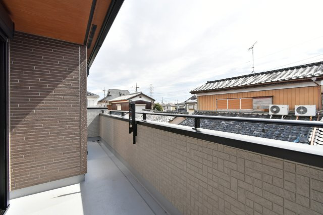 上尾市上　全3棟のバルコニー|南東向きで陽当たり良好。奥行きがあり、洗濯物もゆったり干せます。全居室から出入り可能な動線が便利。夜は椅子を置いて、星空を眺める贅沢な時間も楽しめます。