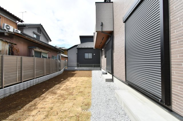 上尾市上　全3棟の庭|カースペース4台可、さらには広々とした庭スペースを確保。DIY、大型犬のドッグラン、夏は子供とプール遊びも。周辺の建売では決して手に入らない「広さ」がここに。