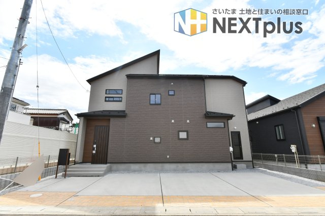 上尾市上　全3棟の外観|敷地59坪のゆとりが、空の広さと開放感を際立たせます。並列4台駐車可能な広大なスペースは、趣味のガレージや庭遊びなど活用法も無限大。落ち着いた色調のモダンな外観が、素敵な暮らしを予感させます。