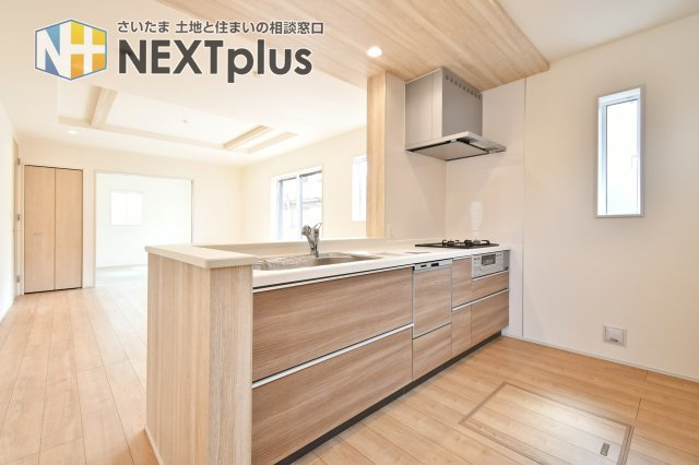 上尾市上　全3棟の前面道路含む現地写真|前面道路は幅員約4.2mの私道で、落ち着いた住環境が保たれています 。カースペース4台を確保しており、お車の出し入れもスムーズ。並列駐車が可能で、来客時や共働き世帯にも心強い設計です。