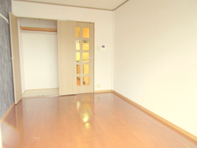 ハイツイラゴの居間・リビング|南西向きの明るい室内