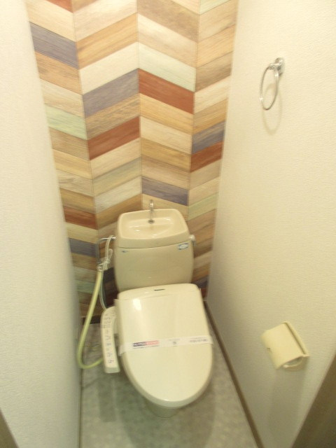 ハイツイラゴのトイレ|アクセントクロスのトイレウォシュレット完備