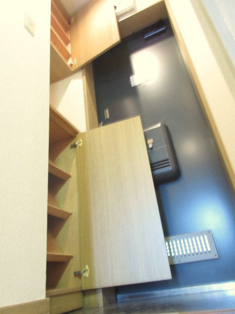 ハイツイラゴの玄関|上下段あるシューズボックス