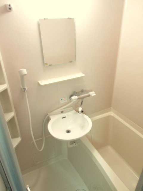 ハイツイラゴの浴室|清潔感のあるバスルーム