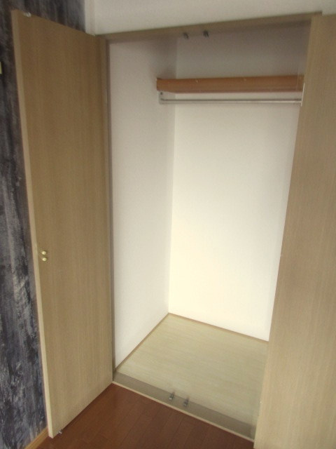 ハイツイラゴの収納|奥行きのあるクローゼット