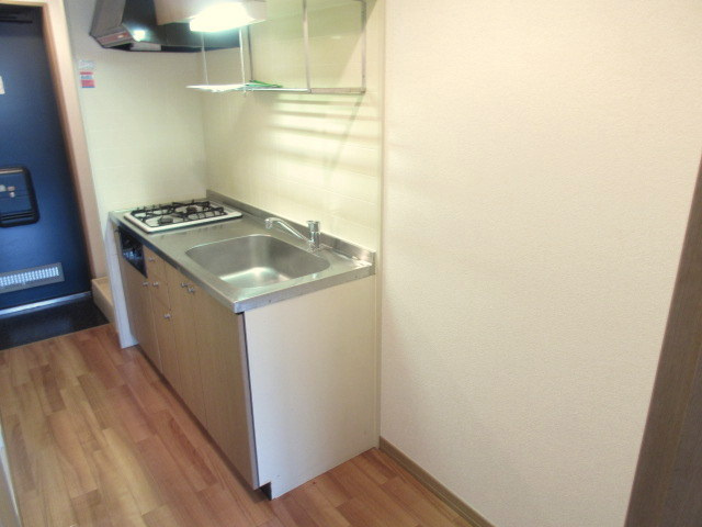 ハイツイラゴのキッチン|冷蔵庫置場もしっかりあるキッチンスペース