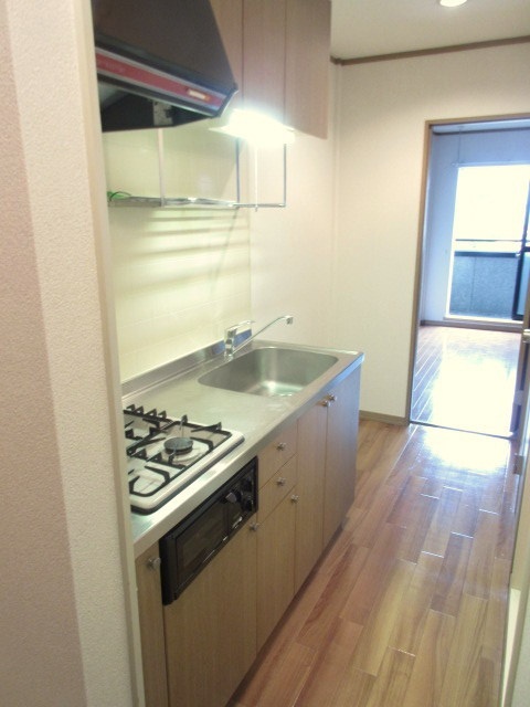 ハイツイラゴの居間・リビング|キッチンから洋室