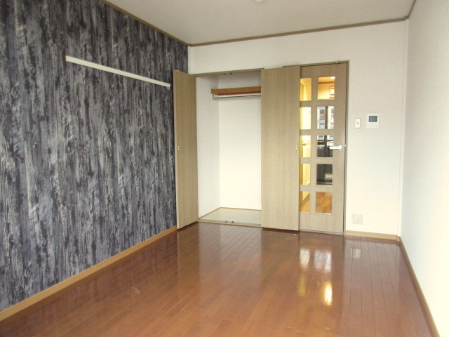 ハイツイラゴの寝室|しっかり収納のあるフローリングの洋室　南西向き日当り良好