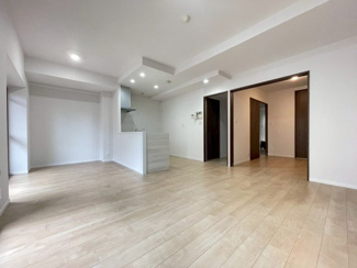 【居間・リビング】 | ロイヤルメドゥ東心斎橋 | 広々としたリビング