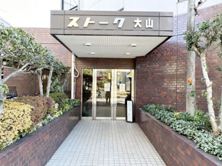【エントランス】 | お客様を、そして住人を出迎えてくれるマンションのエントランス。ゴミが落ちていないことからも、管理状態の良さや住民の節度の高さが見て取れます。～即日のご見学可能～　お問合せはお気軽にどうぞ。