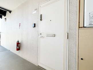 【その他共用部分】 | 皆様をお迎えする、お部屋の玄関ドア。開けやすさや開放角度、ドアノブの操作しやすさや鍵の形状などを、現地で一度ご確認ください。～即日のご見学可能～　お問合せはお気軽にどうぞ。