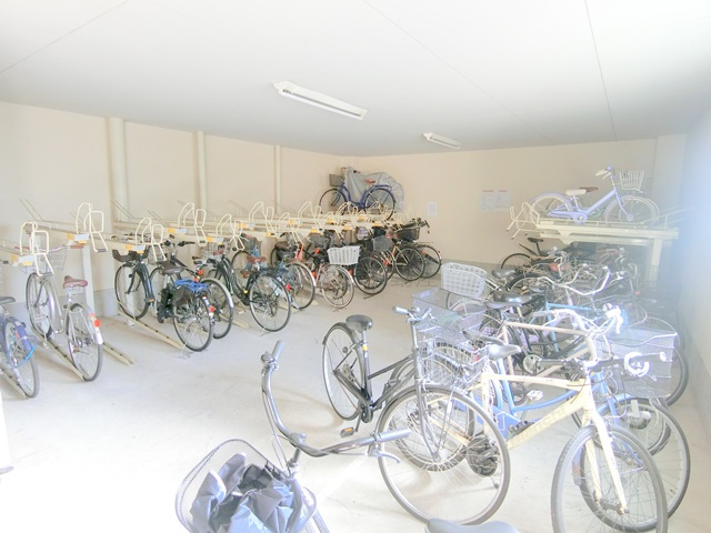 エクラン西蒲田のその他共用部分|ラック式で屋根のある駐輪場　