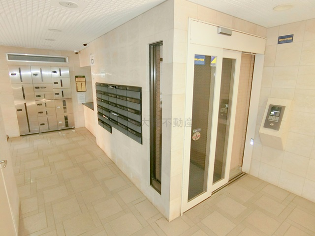 エクラン西蒲田のエントランス|オートロックと宅配ボックス付きのエントランス