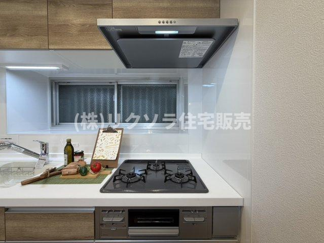 レオ高槻のキッチン|ビルトイン3口コンロ
■物件内覧・資金計画相談・住宅ローン相談、リフォーム相談、お問合せ受付中■
※当日・翌日のご内覧、ご相談はお電話でのお問合せがスムーズです！