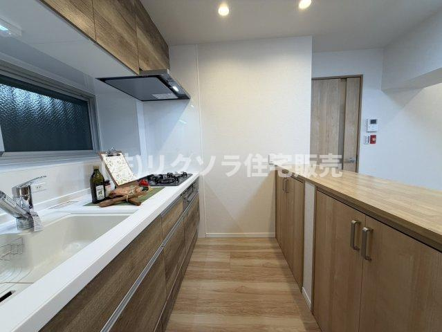 レオ高槻のキッチン|LDK15.1帖
■物件内覧・資金計画相談・住宅ローン相談、リフォーム相談、お問合せ受付中■
※当日・翌日のご内覧、ご相談はお電話でのお問合せがスムーズです！