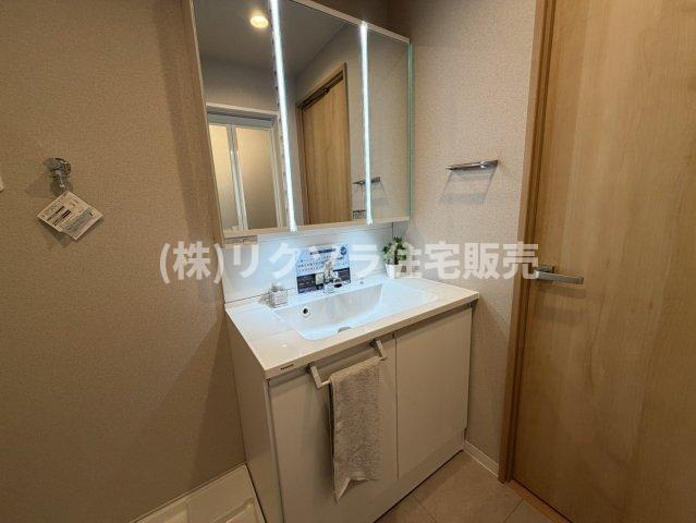 レオ高槻の独立洗面台|三面鏡付き独立洗面台
■物件内覧・資金計画相談・住宅ローン相談、リフォーム相談、お問合せ受付中■
※当日・翌日のご内覧、ご相談はお電話でのお問合せがスムーズです！