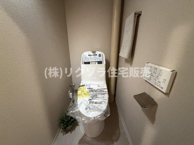 レオ高槻のトイレ|温水洗浄便座付き
■物件内覧・資金計画相談・住宅ローン相談、リフォーム相談、お問合せ受付中■
※当日・翌日のご内覧、ご相談はお電話でのお問合せがスムーズです！