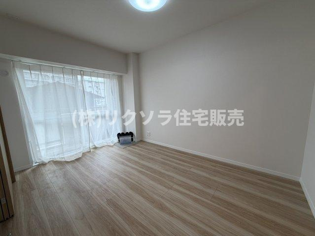 レオ高槻の子供部屋|洋室5.8帖
■物件内覧・資金計画相談・住宅ローン相談、リフォーム相談、お問合せ受付中■
※当日・翌日のご内覧、ご相談はお電話でのお問合せがスムーズです！