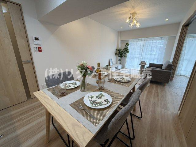レオ高槻の居間・リビング|LDK15.1帖
■物件内覧・資金計画相談・住宅ローン相談、リフォーム相談、お問合せ受付中■
※当日・翌日のご内覧、ご相談はお電話でのお問合せがスムーズです！