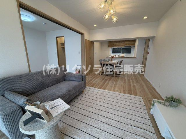 レオ高槻の居間・リビング|LDK15.1帖
■物件内覧・資金計画相談・住宅ローン相談、リフォーム相談、お問合せ受付中■
※当日・翌日のご内覧、ご相談はお電話でのお問合せがスムーズです！