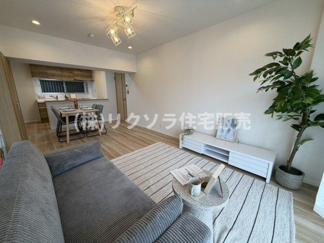 レオ高槻の居間・リビング|LDK15.1帖
■物件内覧・資金計画相談・住宅ローン相談、リフォーム相談、お問合せ受付中■
※当日・翌日のご内覧、ご相談はお電話でのお問合せがスムーズです！