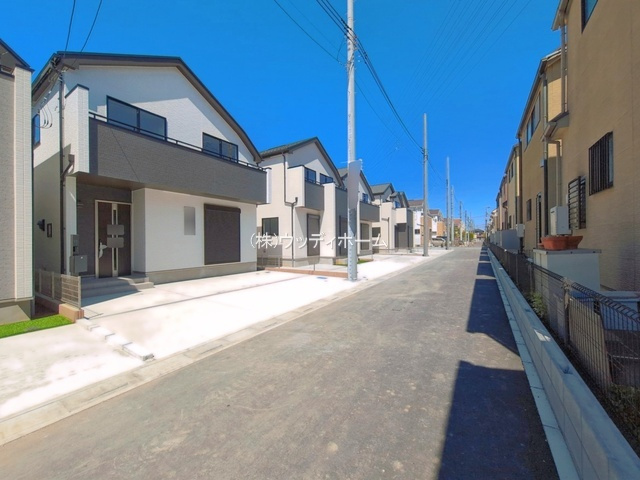 越谷市下間久里　新築一戸建て　E号棟の前面道路含む現地写真