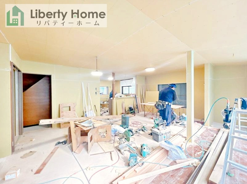 古河市新久田　中古戸建の居間・リビング