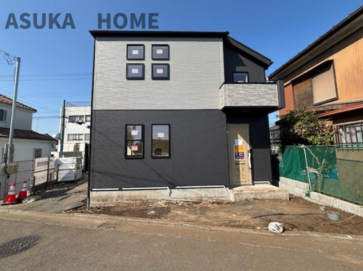 横浜市泉区上飯田町の外観|四角い窓４つがアクセントで、グレーのコントラストがおしゃれな外観です。