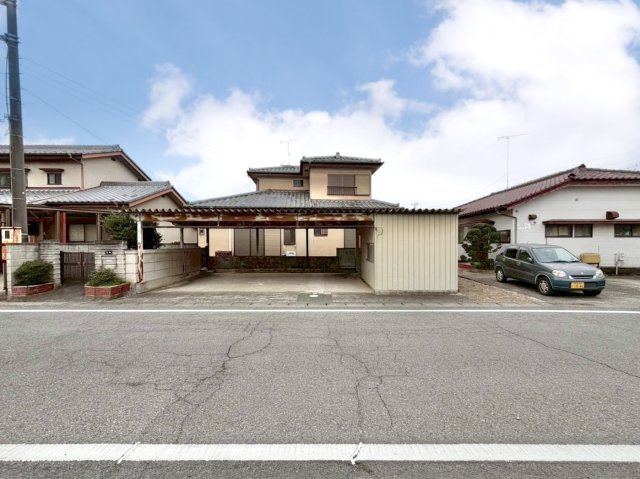 【中古戸建】太田市東別所町の外観|■外観｜カーポートに駐車3台可能なので雨や雪から愛車を守り、来客時も安心です♪