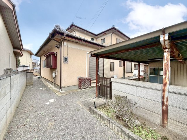 【中古戸建】太田市東別所町の外観|■外観｜建物が道路から離れており、カーポートが目隠の役目を果たすのでプライベート空間が守られます。