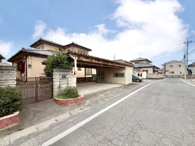 【中古戸建】太田市東別所町の外観|■外観｜前面道路が広く見渡しが良いので、車の安全確認もばっちり！