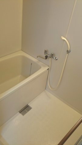 山内シャルム山口603の浴室|掲載写真は別住戸（同タイプ）のものです。現況と相違がある場合は、現況を優先いたします