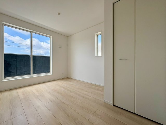 香美市土佐山田町東本町第1　1号棟新築戸建ての洋室|二面採光で明るく風通しの良い洋室。クローゼット付きで、すっきりとした空間を保てます。