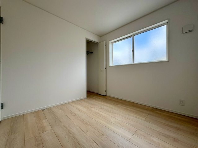 香美市土佐山田町東本町第1　1号棟新築戸建ての洋室|プライバシーに配慮した小窓配置。静かに暮らせる心地よい住まい。