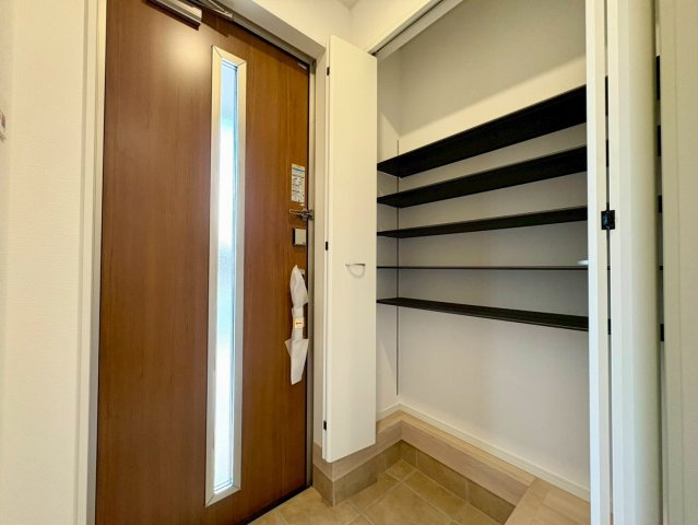 香美市土佐山田町東本町第1　1号棟新築戸建ての玄関|玄関横には大容量のシューズクロークを完備。靴はもちろん、ベビーカーやアウトドア用品もすっきり収納できます。