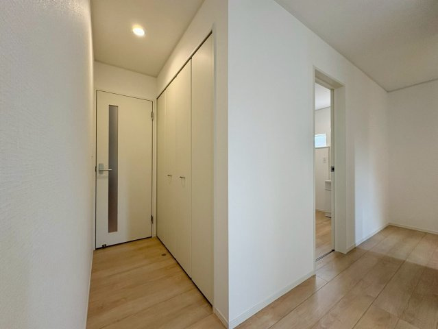 香美市土佐山田町東本町第1　1号棟新築戸建ての収納|リビング横には便利な収納スペースを確保。日用品や掃除道具などをすっきり片付けられ、空間を広く使えます。