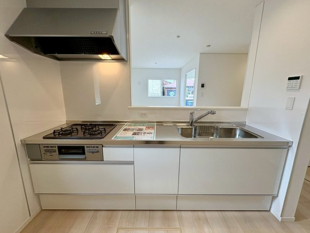 香美市土佐山田町東本町第1　1号棟新築戸建てのキッチン|家族の様子を見渡せる対面式システムキッチン。3口コンロ＆広々シンクで、毎日の家事もスムーズにこなせます。