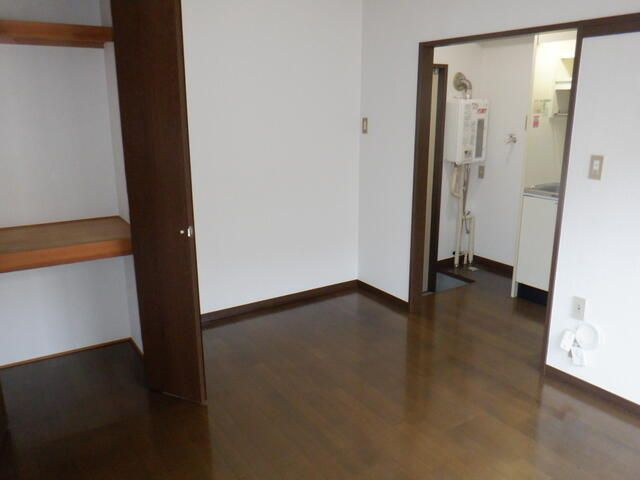 ファミーユ本多の洋室