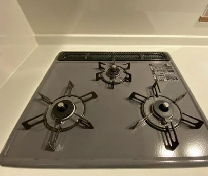 港南区東永谷1丁目戸建のその他|きっと、3口コンロを使ったとき時短にもなる便利さに気づかされると思いますよ。